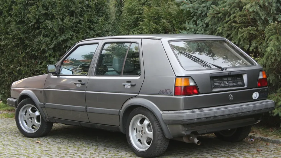 VOLKSWAGEN Golf -
