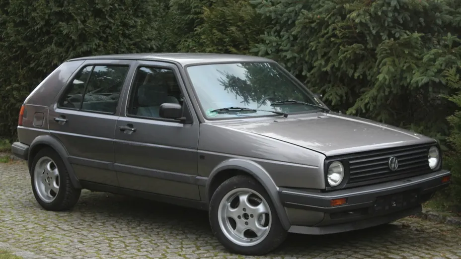 VOLKSWAGEN Golf -