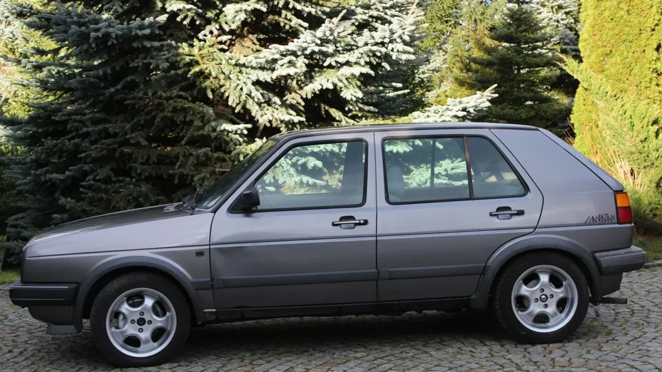 VOLKSWAGEN Golf -