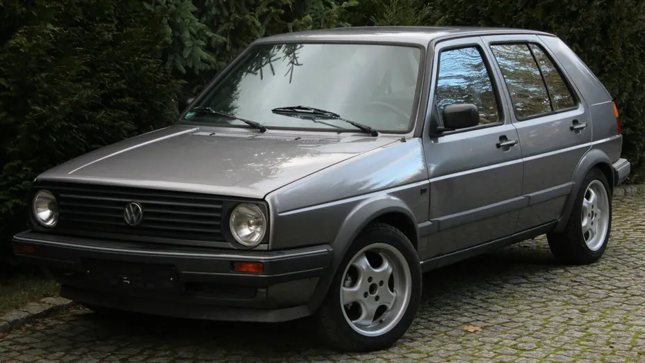 VOLKSWAGEN Golf -