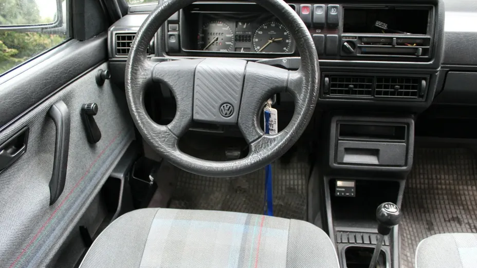 VOLKSWAGEN Golf -