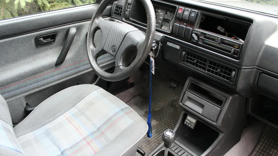 VOLKSWAGEN Golf -