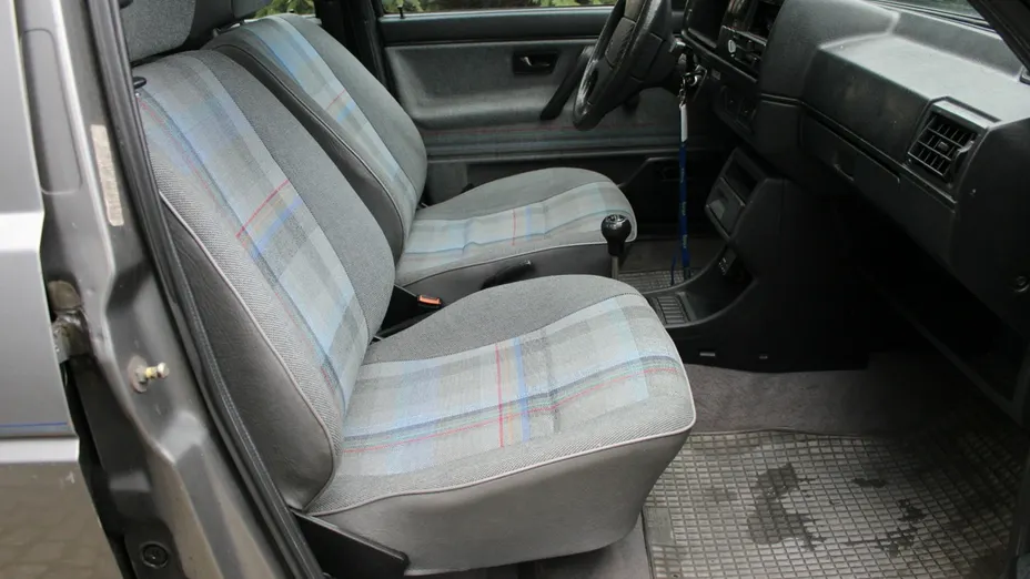 VOLKSWAGEN Golf -