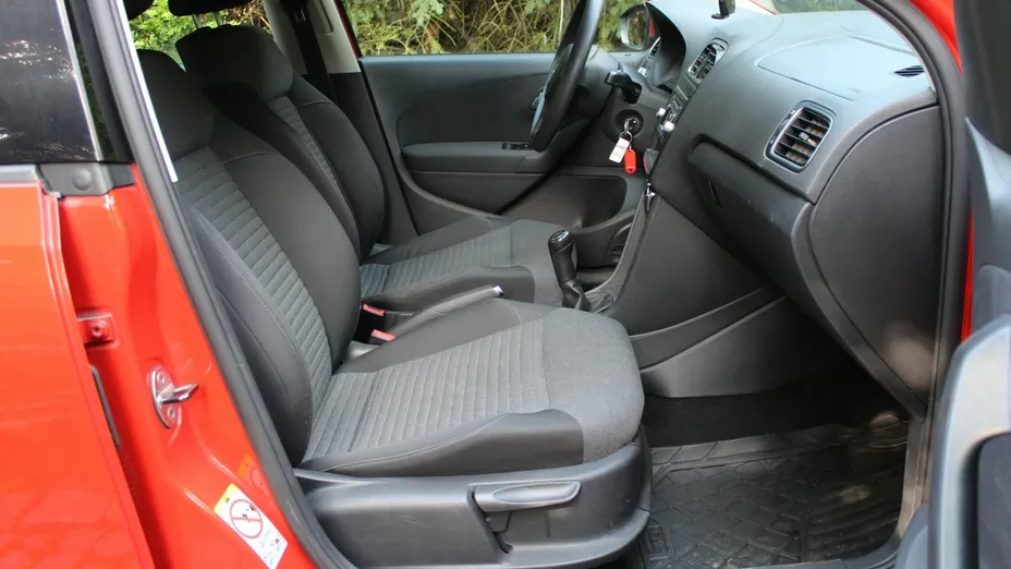 VOLKSWAGEN Polo -