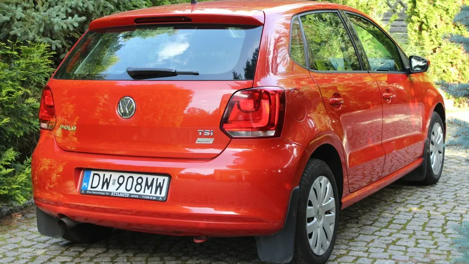 VOLKSWAGEN Polo -