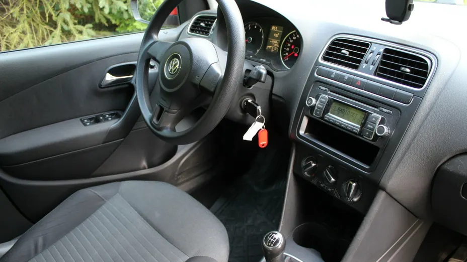 VOLKSWAGEN Polo -