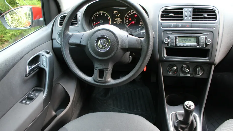 VOLKSWAGEN Polo -