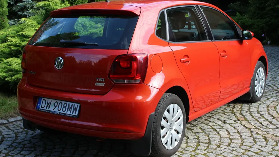 VOLKSWAGEN Polo -