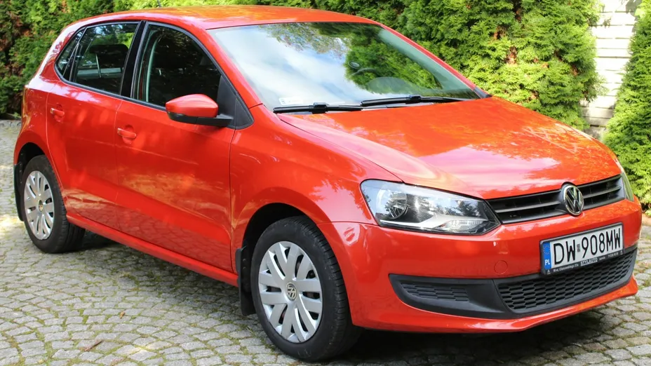 VOLKSWAGEN Polo -