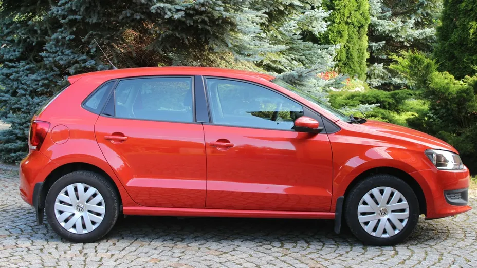 VOLKSWAGEN Polo -