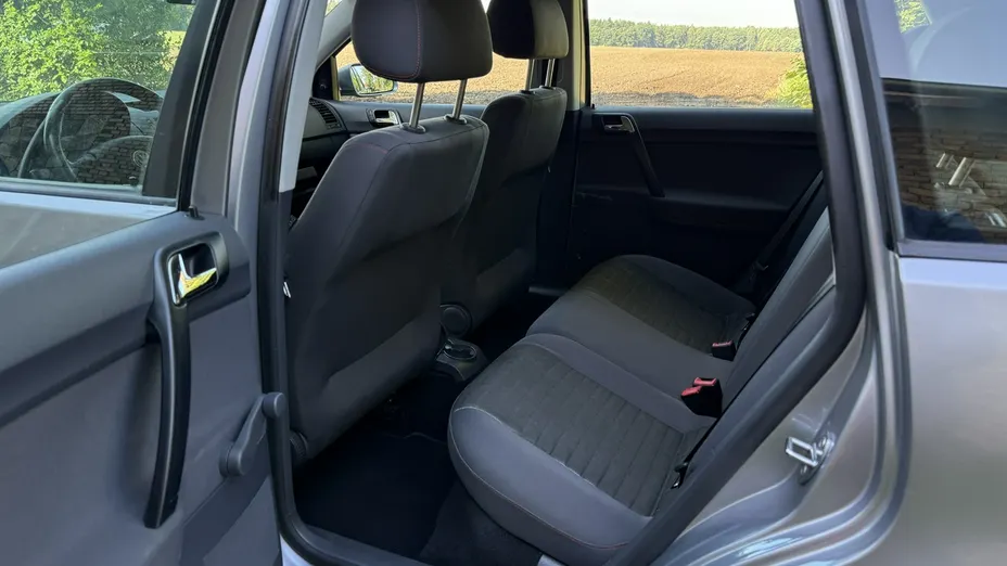 VOLKSWAGEN Polo -