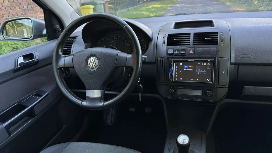 VOLKSWAGEN Polo -