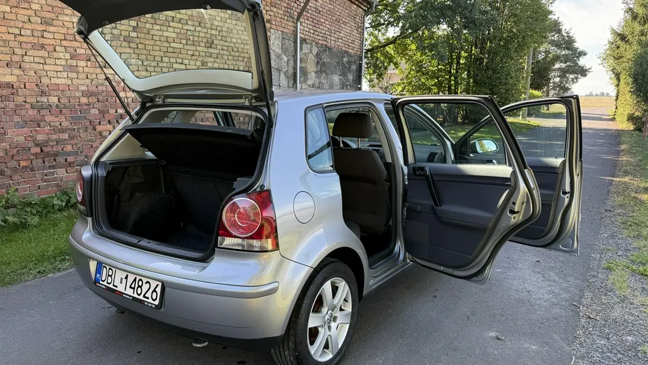 VOLKSWAGEN Polo -