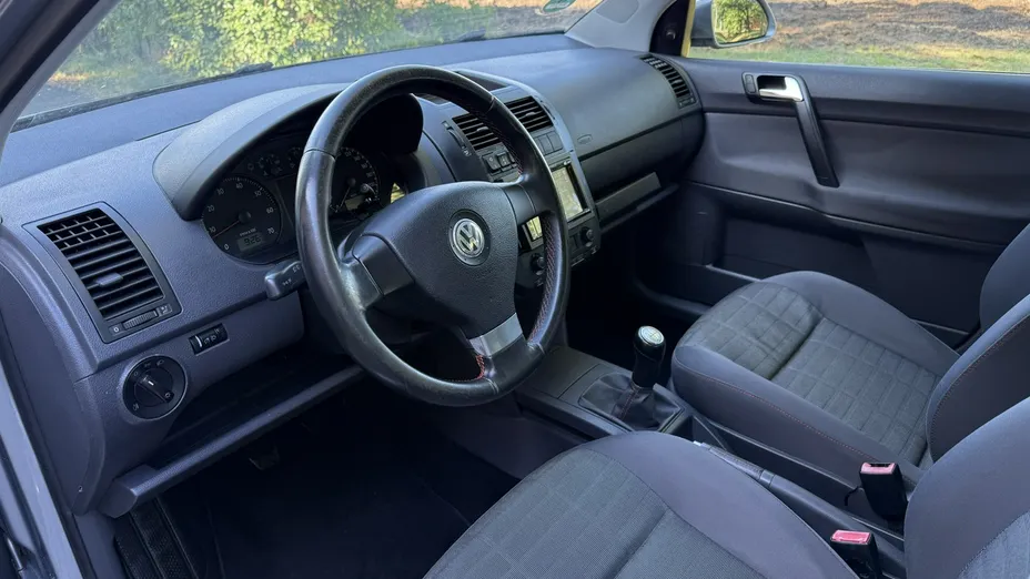 VOLKSWAGEN Polo -