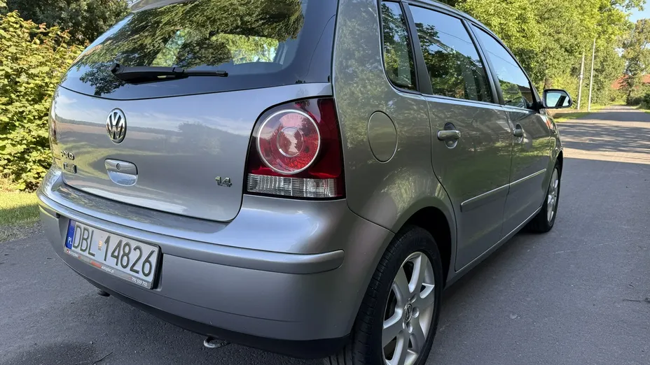 VOLKSWAGEN Polo -