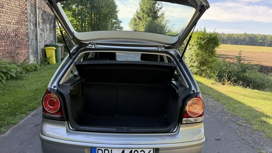 VOLKSWAGEN Polo -