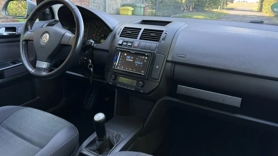VOLKSWAGEN Polo -