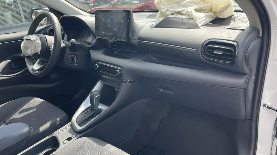 TOYOTA Yaris -