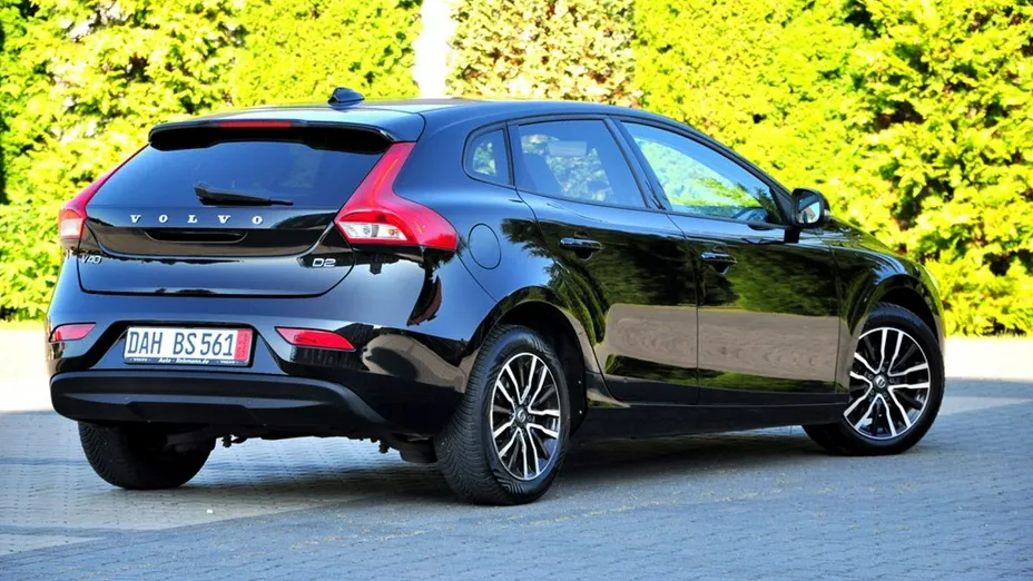 VOLVO V40 -