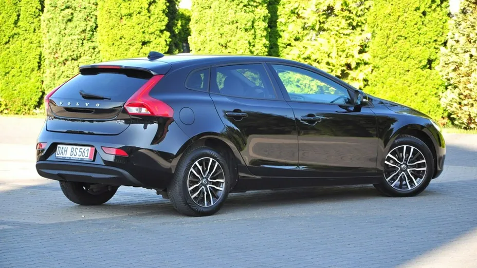 VOLVO V40 -
