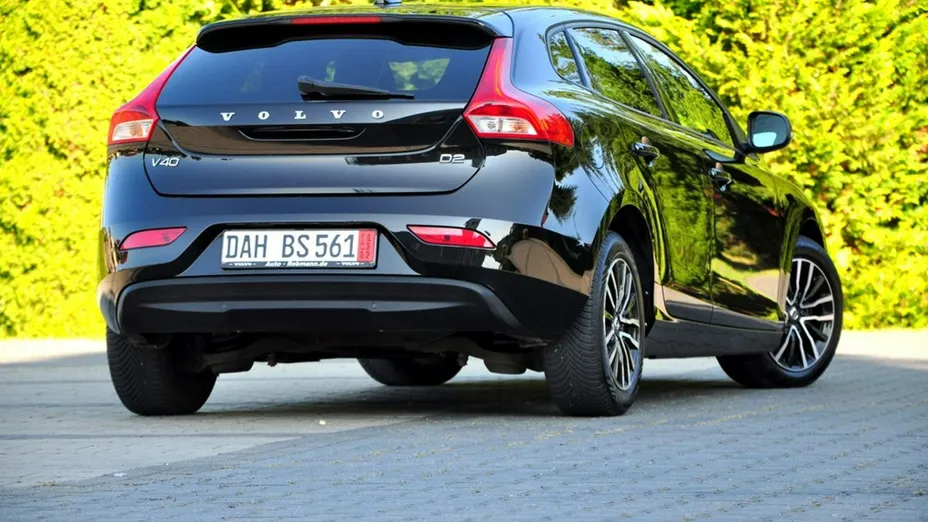 VOLVO V40 -