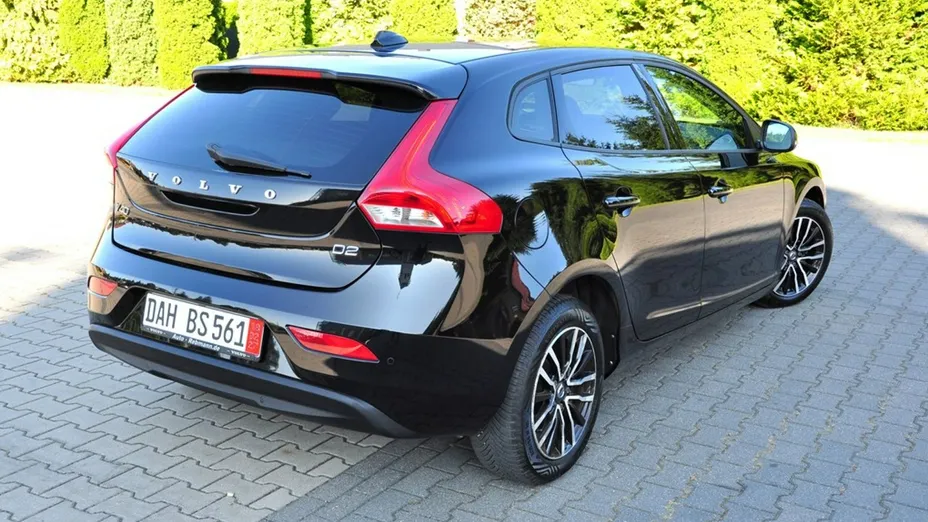 VOLVO V40 -