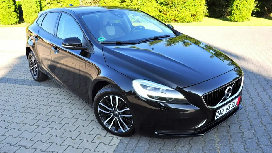 VOLVO V40 -