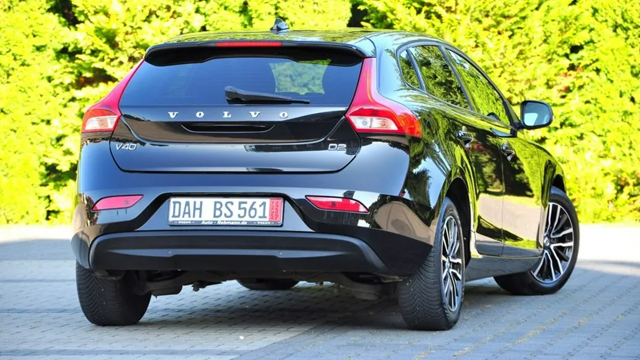 VOLVO V40 -