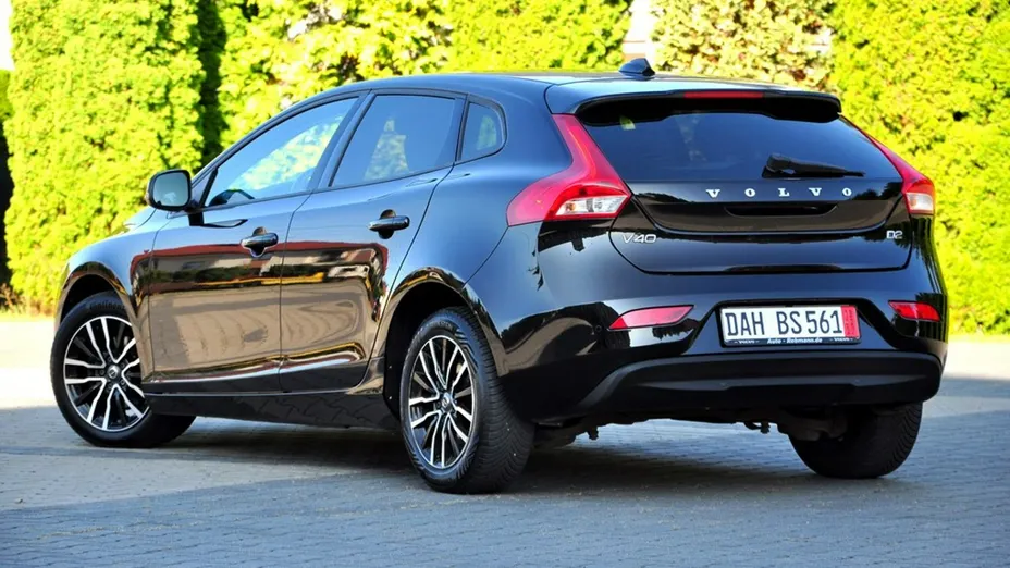 VOLVO V40 -