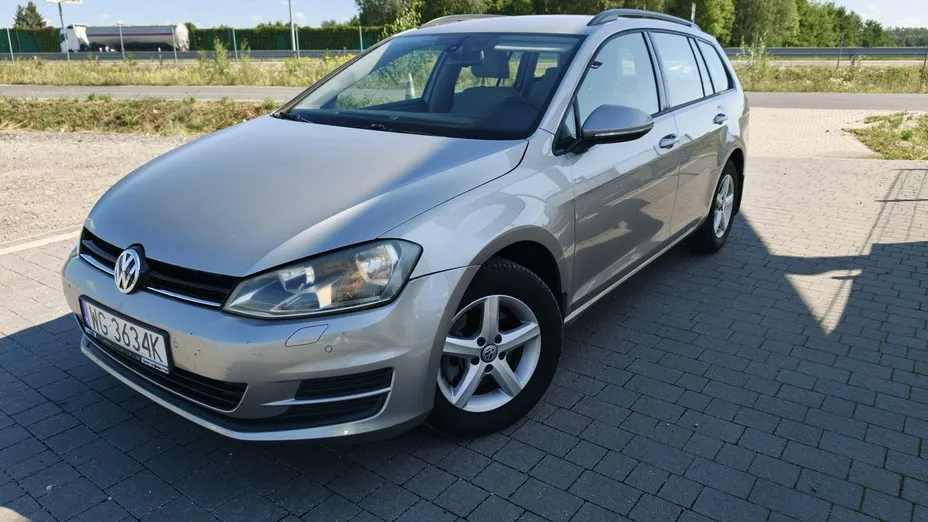 VOLKSWAGEN Golf -