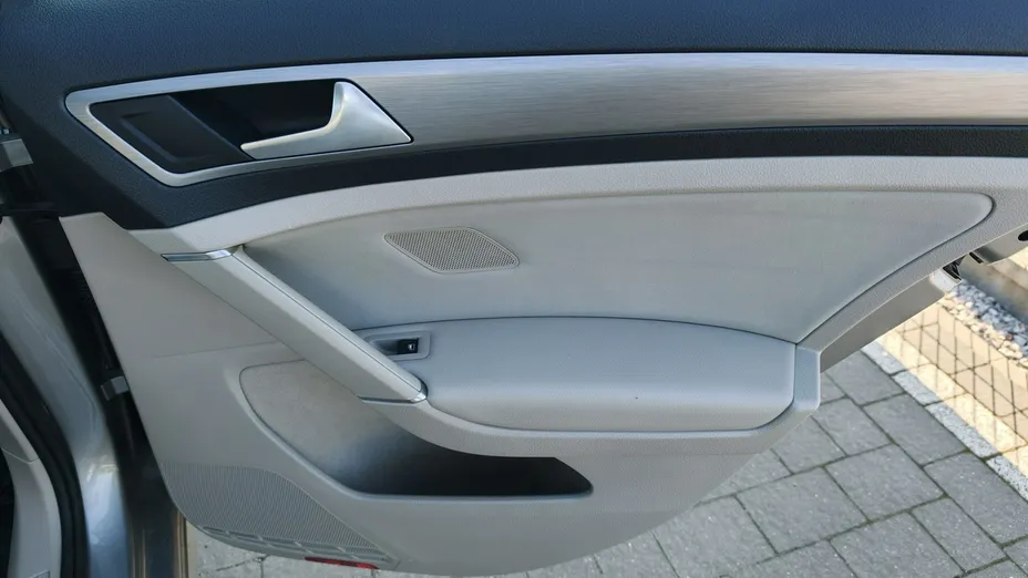 VOLKSWAGEN Golf -