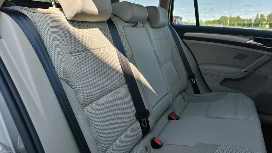VOLKSWAGEN Golf -