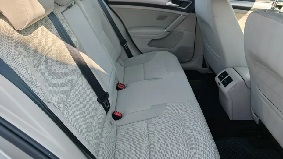 VOLKSWAGEN Golf -
