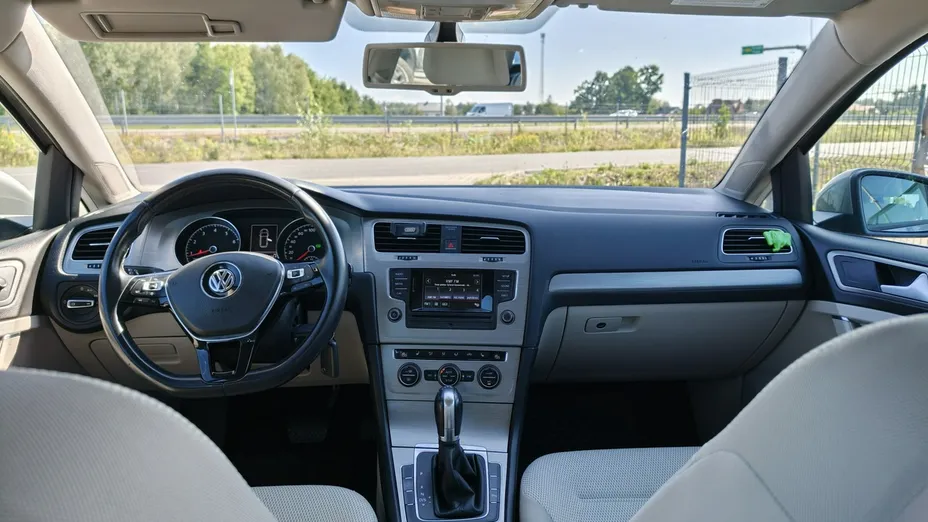VOLKSWAGEN Golf -