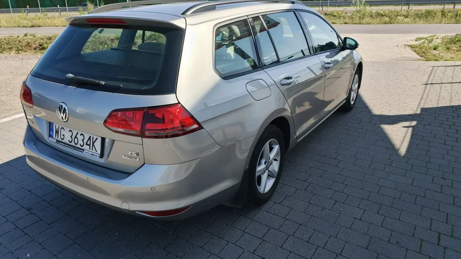 VOLKSWAGEN Golf -