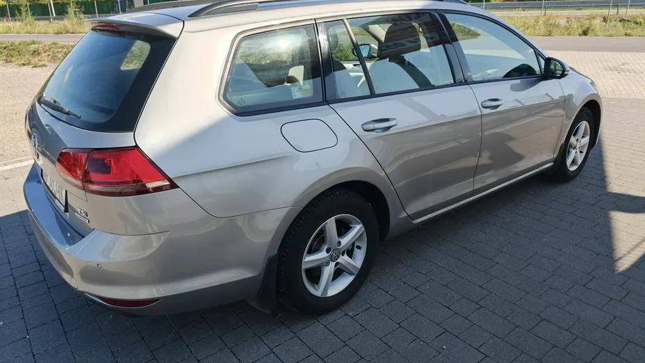 VOLKSWAGEN Golf -