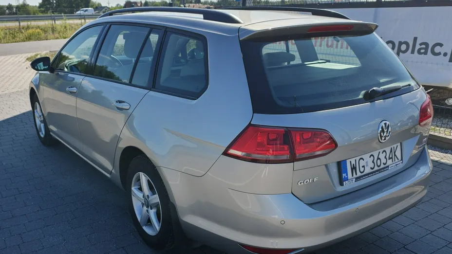 VOLKSWAGEN Golf -
