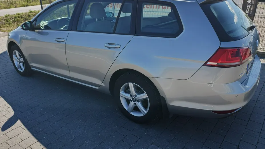 VOLKSWAGEN Golf -