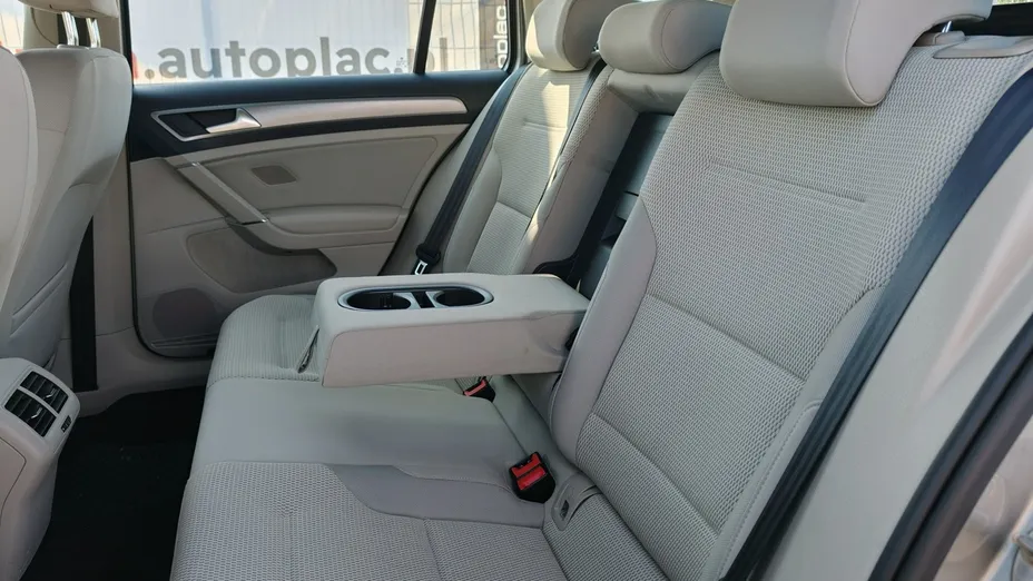 VOLKSWAGEN Golf -