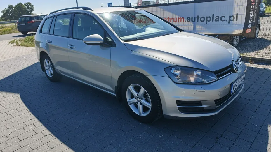VOLKSWAGEN Golf -