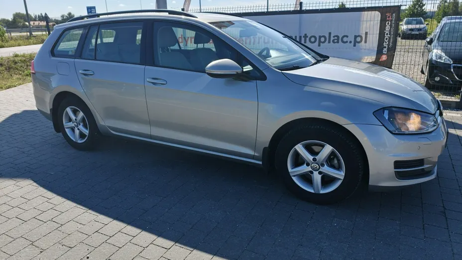 VOLKSWAGEN Golf -