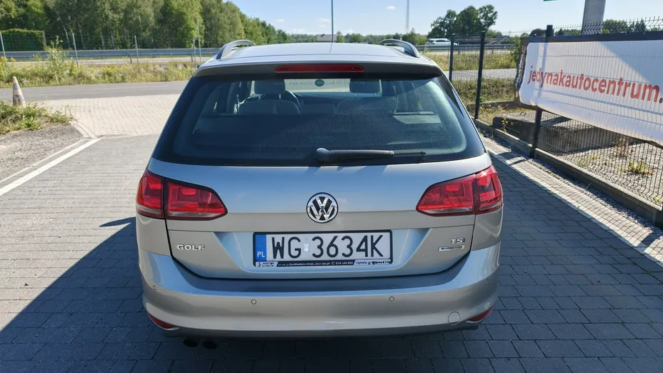 VOLKSWAGEN Golf -
