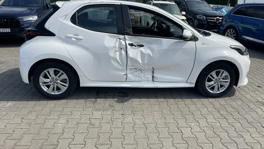 TOYOTA Yaris -