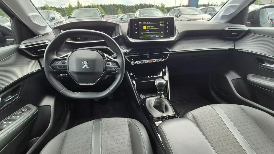 PEUGEOT 208 -