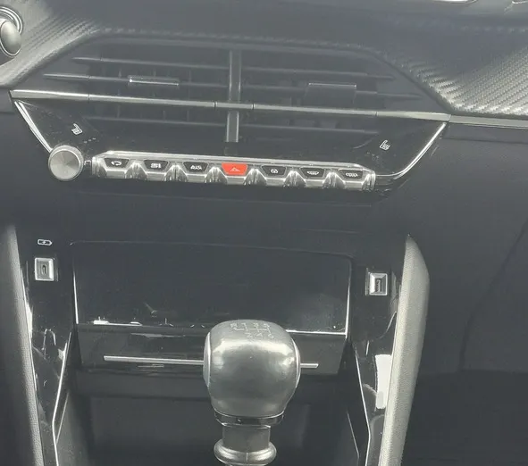 PEUGEOT 208 -