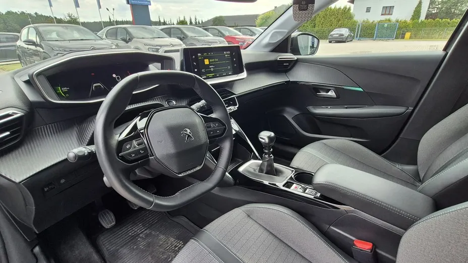 PEUGEOT 208 -