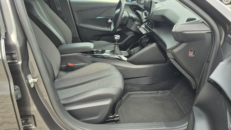 PEUGEOT 208 -