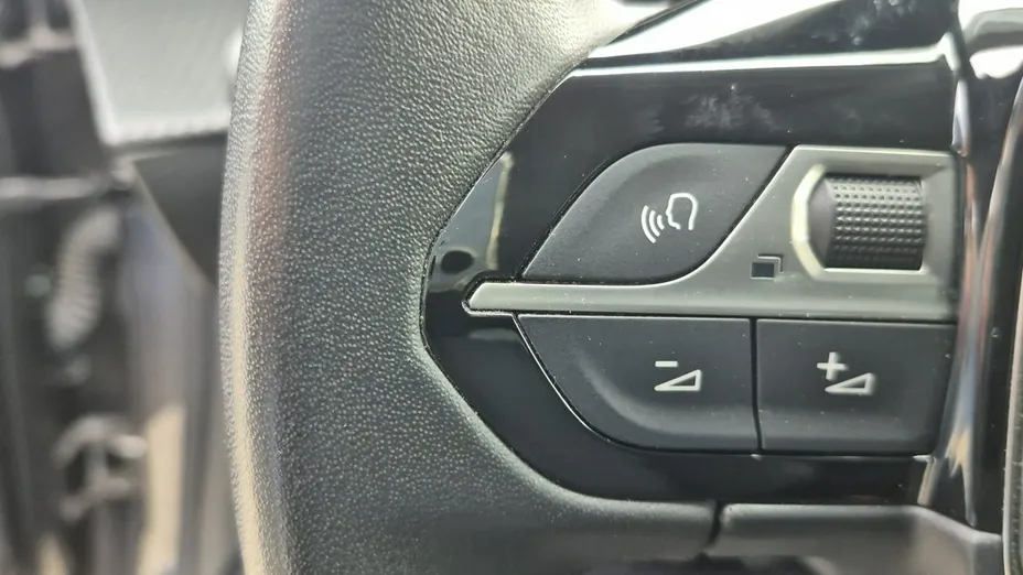 PEUGEOT 208 -