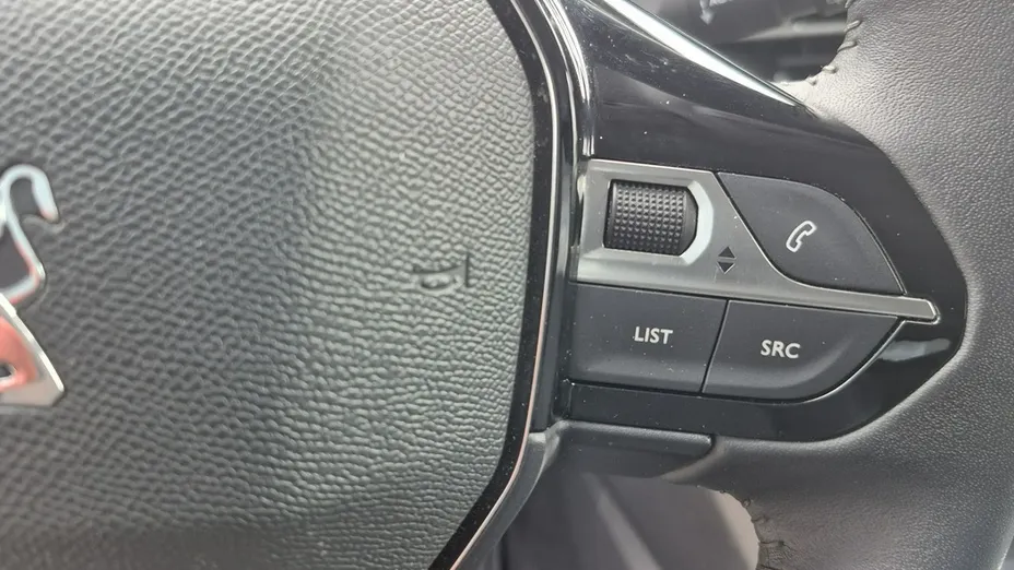 PEUGEOT 208 -