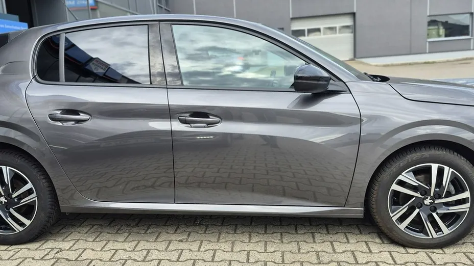 PEUGEOT 208 -